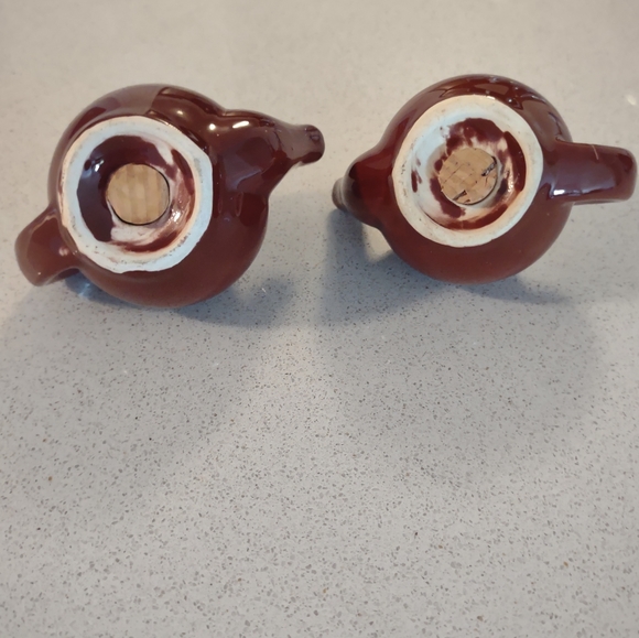 SALE Vintage Brown Teapot Salt and Pepper Shakers. Still have corks in Mint Cond - Picture 3 of 4